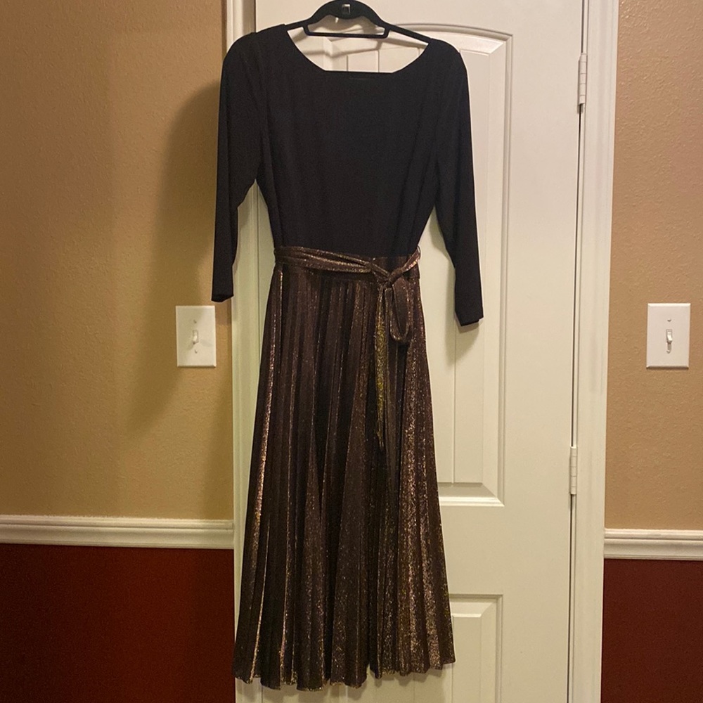 Jessica Howard Black and Gold Midi Dress